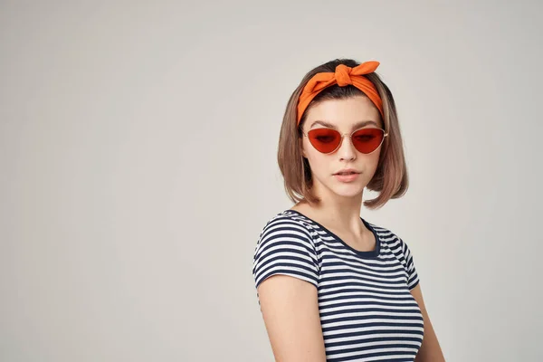Kvinna med orange pannband bär solglasögon mode modern stil — Stockfoto