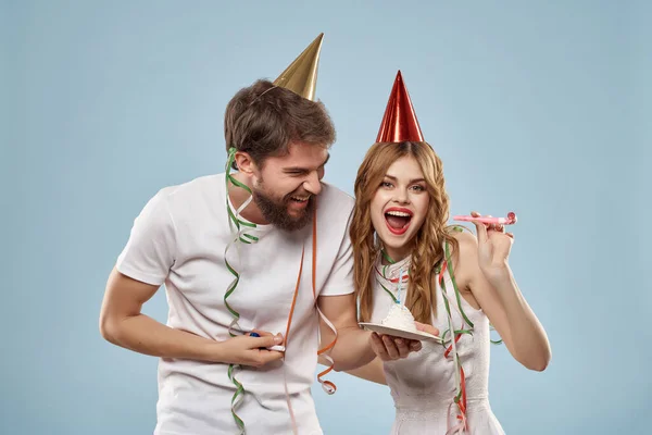 Glada unga par fest födelsedag kul tårta underhållning — Stockfoto