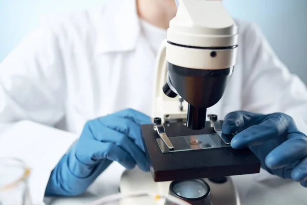 Mujer científica laboratorio microscopio investigación — Foto de Stock