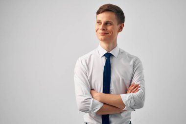 Gömlekli yakışıklı, kravatlı, ofis müdürü pozu veren adam.