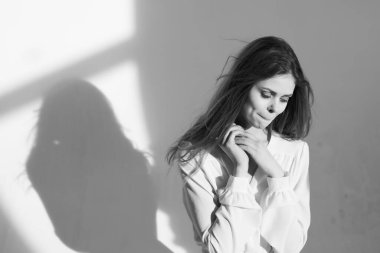 Beyaz elbiseli kadın yaşam tarzı romantizmi pozu veriyor