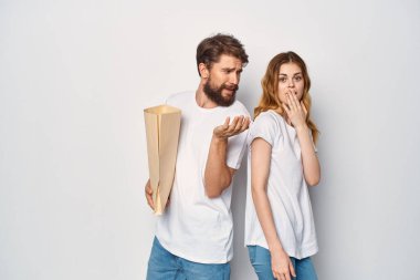 # Erkek ve kadın yan yana durur Neşe dolu moda alışveriş hayatı #