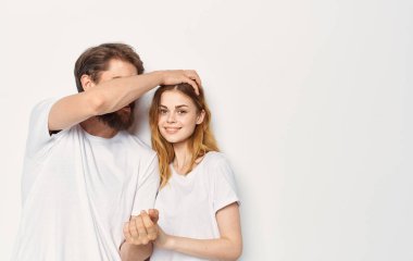 Beyaz tişörtlü neşeli genç çift günlük kıyafet moda iletişimi