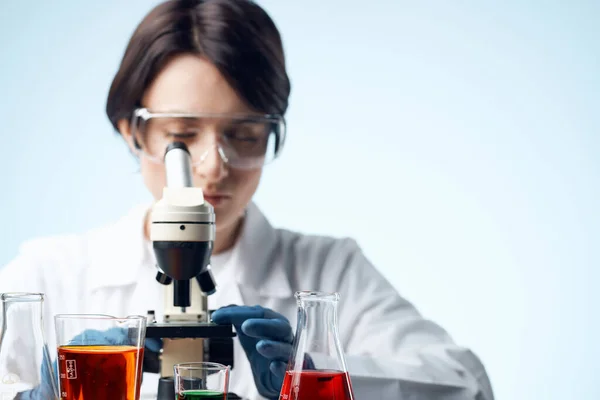 Vrouw laboratorium assistent geneeskunde onderzoek biotechnologie microscoop close up — Stockfoto