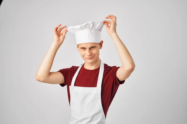 Красивый шеф-повар в белом фартуке — стоковое фото