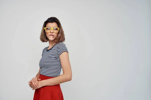 Mooie vrouw met bril gestreept tshirt zomer mode — Stockfoto