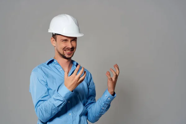 Duygusal adam inşaat kask mühendisi iş endüstrisinde — Stok fotoğraf
