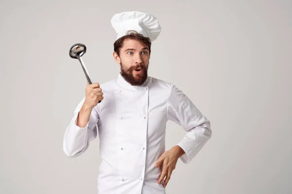 손에 접시를 들고 요리를 전문적으로 하는 수염 이 있는 남자 요리사 — 스톡 사진