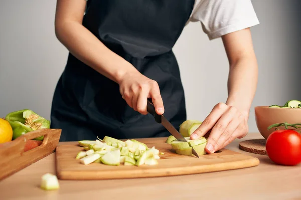 Casalinga in cucina tagliare verdure sano mangiare vitamine — Foto Stock