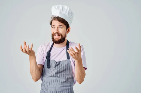 Vousatý muž v zástěře kuchař vaření práce v restauraci — Stock fotografie
