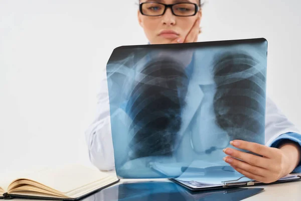 Femeie așezată la masa de radiografii profesionale — Fotografie, imagine de stoc