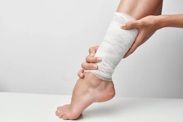 Zabandażowane rannych nóg zbliżenie problem zdrowotny — Zdjęcie stockowe
