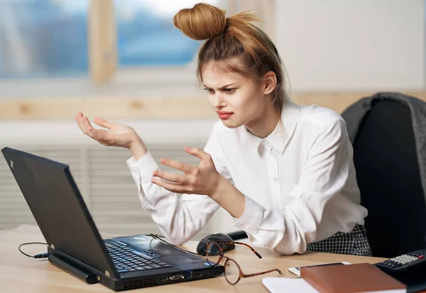 Secretária mulher sentado na mesa de trabalho ou laptop aborda o trabalho de tecnologia — Fotografia de Stock