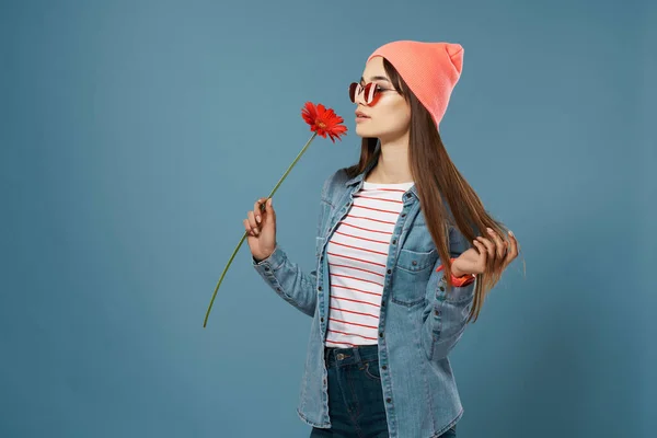 Ładna kobieta w różowy kapelusz czerwony kwiat róża romans niebieski tło — Zdjęcie stockowe