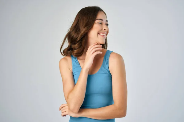Mulher alegre em azul t-shirt corte vista isolado fundo — Fotografia de Stock