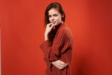 Kırmızı kazaklı kadın kodlama dekorasyonu lüks kırmızı arka plan