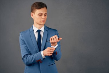 Takım elbiseli yakışıklı, kendine güveni olan şık bir adam.