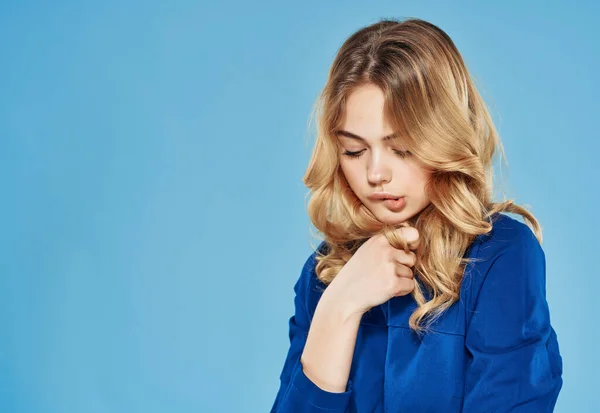 Emotivní žena v modrých šatech studio modré pozadí model — Stock fotografie