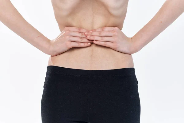 Mujer tira de la tira del vientre cintura dieta salud adelgazamiento — Foto de Stock