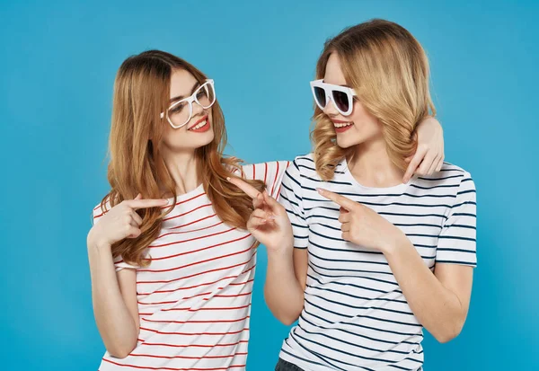 Két nő divat életmód nyár kék háttér — Stock Fotó