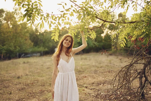 Beyaz elbiseli güzel kadın yaz yürüyüşü ağaçları tatili — Stok fotoğraf