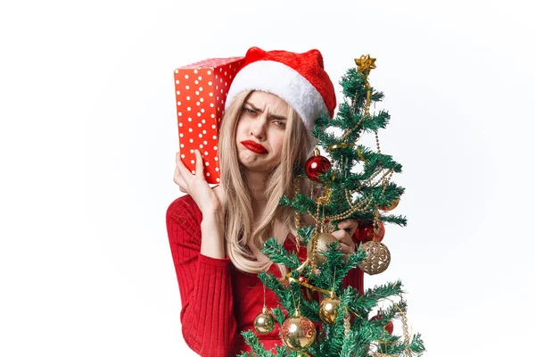 Όμορφη γυναίκα παιχνίδια χριστουγεννιάτικο δέντρο δώρα Χριστούγεννα — Φωτογραφία Αρχείου