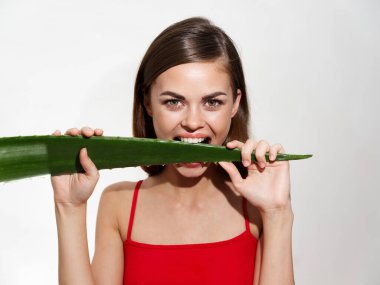 Kadın arka planda ısırma kağıdı ve kırmızı tişört kırpılmış görünüm modeli