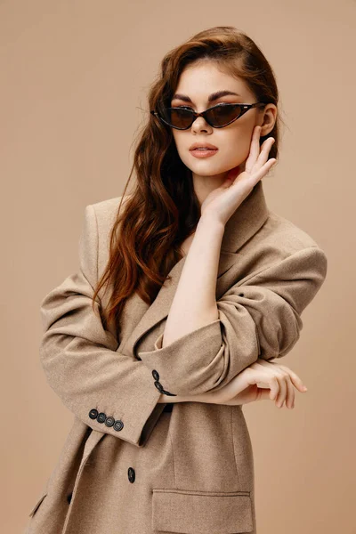 Portrait de femme avec lunettes et manteau vue recadrée modèle de cheveux ondulés — Photo