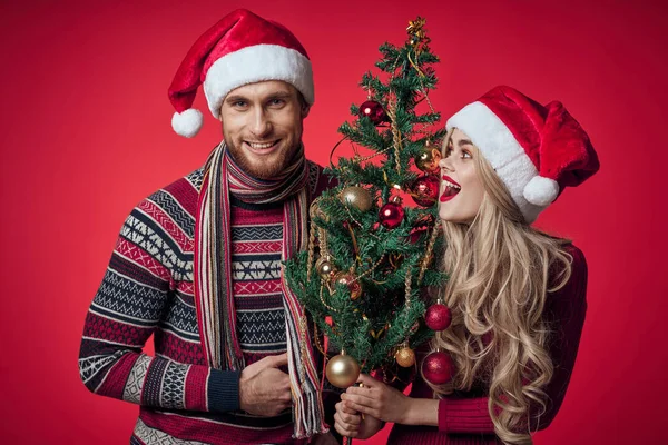 Porträt des Ehepaares Weihnachten Urlaub roter Hintergrund — Stockfoto