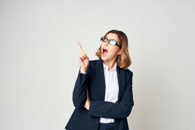 Siyah takım elbiseli iş kadını gözlüklü.