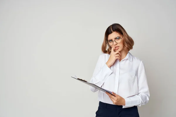 Donna Camicia Bianca Con Documenti Lavoro — Foto Stock