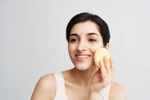 Mulher bonita aplicando creme no rosto cuidados com a pele limpa close-up — Fotografia de Stock