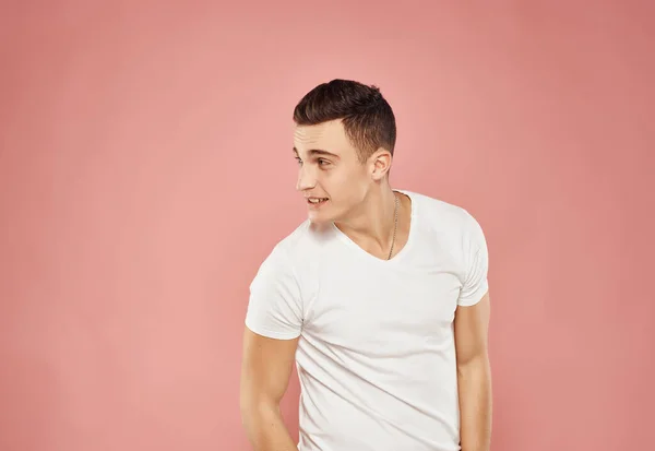 Cheerful man in white t-shirt cropped view of pink background — Stock Photo, Image