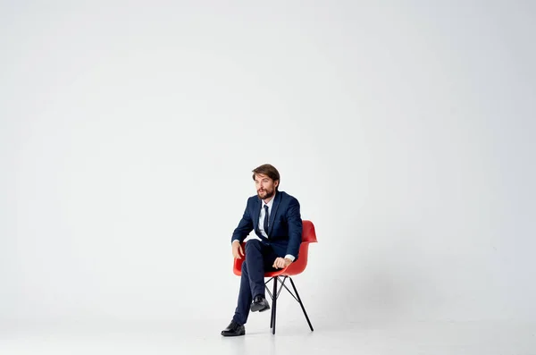 Homme Costume Assis Sur Une Chaise Rouge — Photo