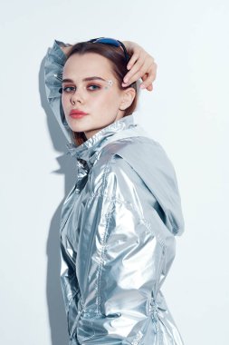 Gece kulübündeki gümüş ceketli kadın. Yüksek kalite fotoğraf