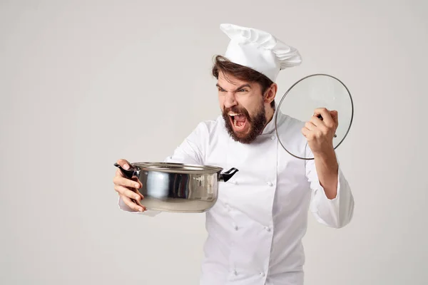Rozzlobený Kuchař Talířkem Ruce — Stock fotografie