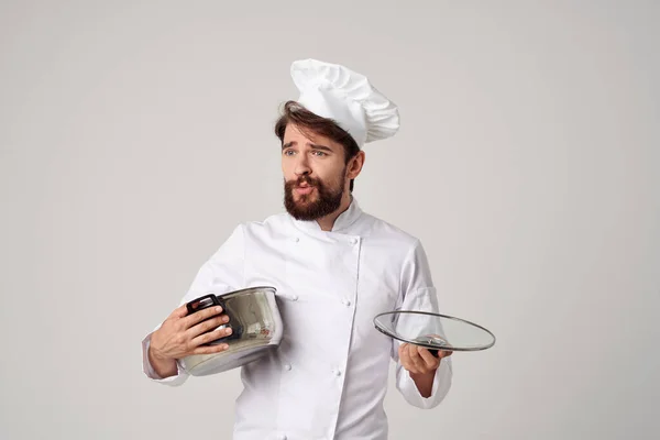 Cheerful Chef Masculino Olhando Para Uma Panela Preparando Restaurante Comida — Fotografia de Stock