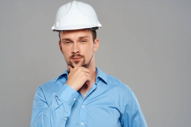 İnşaat işindeki adam profesyonel mühendis.