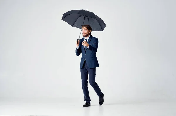Obchodník Obleku Držící Deštník — Stock fotografie