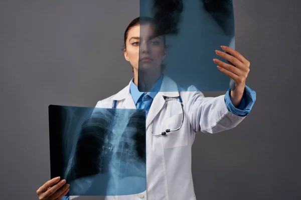 Жінка Лікар Рентгенівськими Променями Яка Працює Лікарні Високоякісна Фотографія — стокове фото