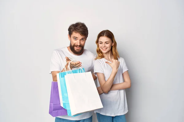 Hombre y mujer multicolor bolsas de compras venta entretenimiento —  Fotos de Stock