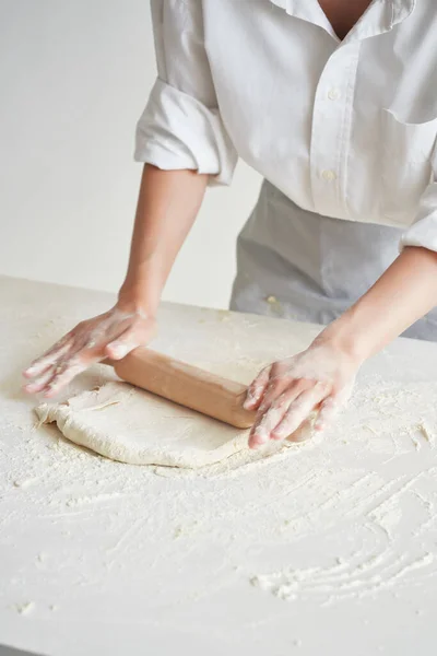 Donna Panettiere Uniforme Lavoro Rotola Fuori Pasta Foto Alta Qualità — Foto Stock