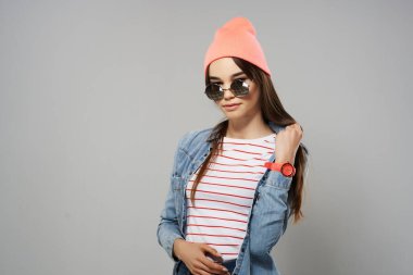 Güzel kadın sarı gözlükler pembe şapka stüdyo moda trend