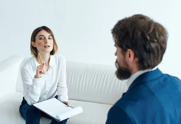 Homem de negócios e mulher comunicação trabalho parceiros de escritório — Fotografia de Stock