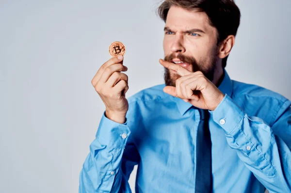 Barbudo Hombre Con Moneda Bitcoin — Foto de Stock