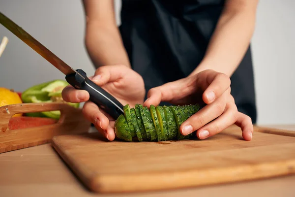 Chef Grembiule Nero Affettare Verdure Cucina Primo Piano — Foto Stock