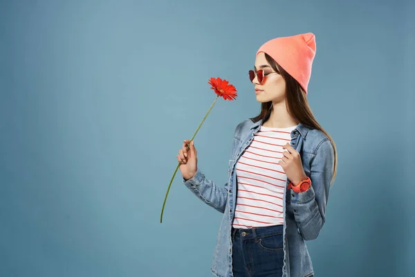 Mujer con flor roja en las manos sombrero rosa ropa de moda glamour —  Fotos de Stock
