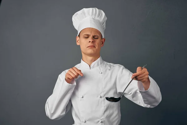 Chef masculino em mãos saboreia os pratos de um restaurante profissional — Fotografia de Stock