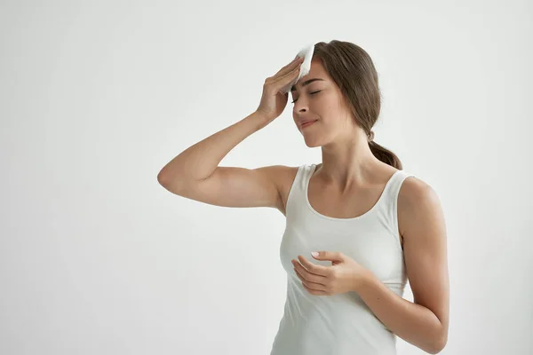 Vrouw in wit t-shirt sjaal in handen gezondheidsproblemen depressie behandeling — Stockfoto