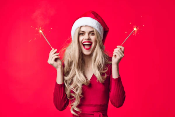 Hübsche Frau Mit Weihnachtsmütze Und Wunderkerzen Hochwertiges Foto — Stockfoto